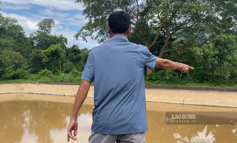 Dai dien Nha may nuoc sach Bao Ha cho rang chi dung nuoc lay tu suoi de ve sinh be lang chu khong he cho di loc de cap lai cho nguoi dan. Anh: Dinh Dai