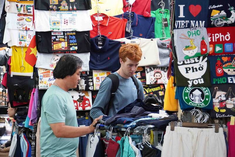 호치민시 디지털 전환을 위한 소규모 상인과 동행. 사진: 하메이