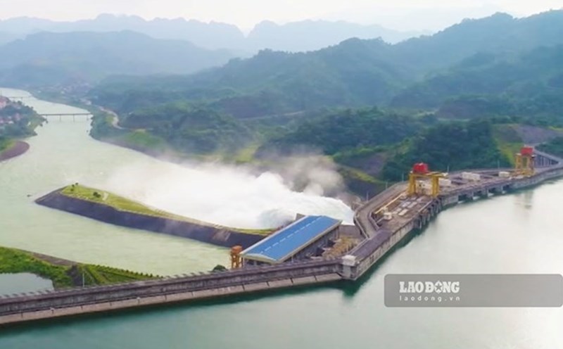 1 bottom spillway of Tuyen Quang hydroelectric reservoir was ordered to open. Photo: Viet Bac