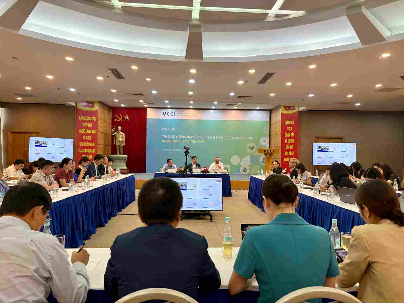 Quang canh hoi thao. Anh: Phuong Anh.