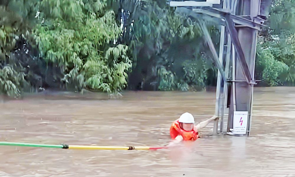 Funcionarios de la Compañia Electrica de Bac Ninh inspeccionan la red electrica de la zona de Yen The. Foto: Thanh Nam