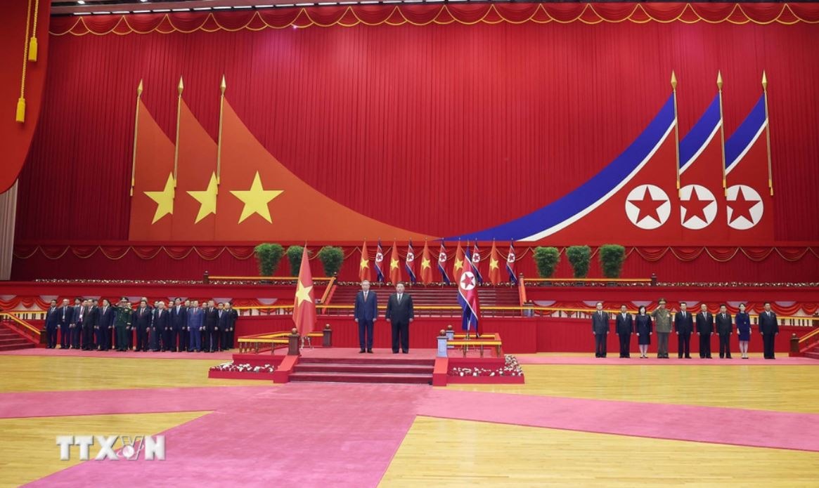 Tong Bi thu To Lam va Chu tich Trieu Tien Kim Jong Un tren buc danh du, nghe Quan nhac cu Quoc thieu hai nuoc. Anh: TTXVN