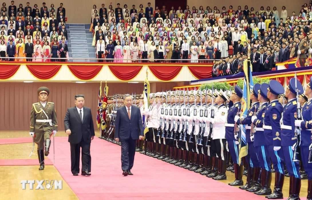 Tong Bi thu To Lam va Chu tich Trieu Tien Kim Jong-un duyet doi danh du. Anh: TTXVN