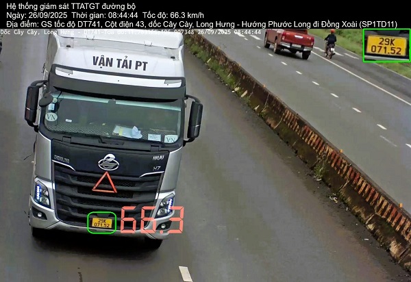 Coche con matricula de Hanoi multado en Dong Nai. Foto: Policia de Dong Nai