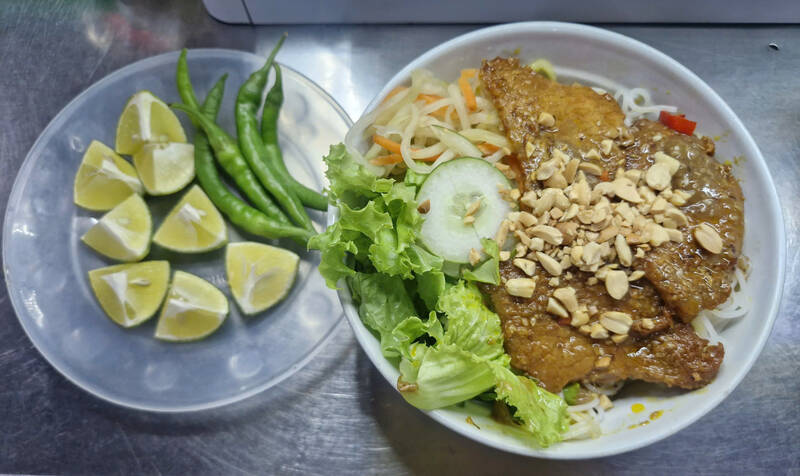Mon bun thit nuong o cho Hoi An co huong vi rat dac trung. Anh: Thu Giang