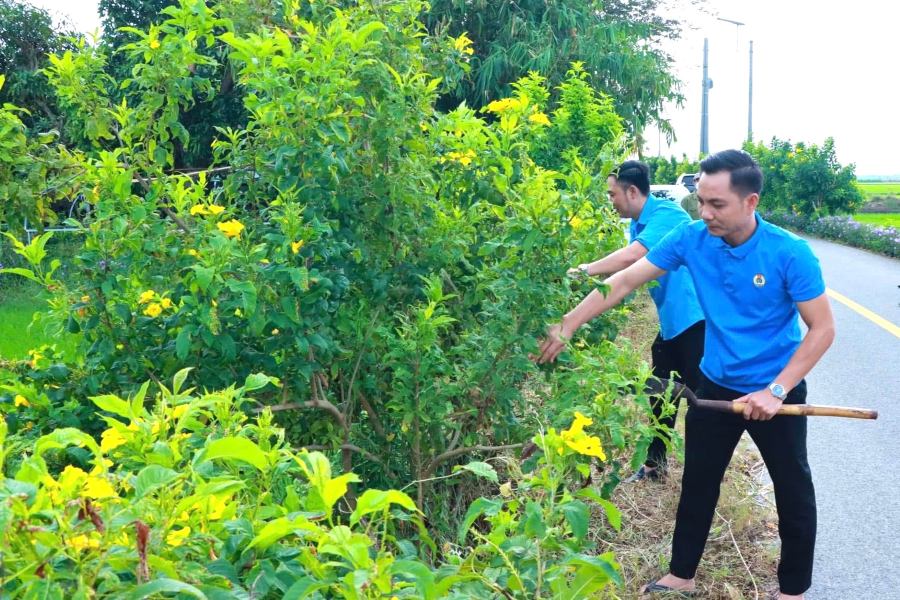 Commune Trade Union officials participate in the project "Long Dien, Muon Hoa". Photo: Labor Union