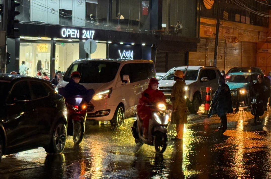 Ho Chi Minh City Traffic Police were on duty to regulate traffic on the evening of October 8. Photo: PC08