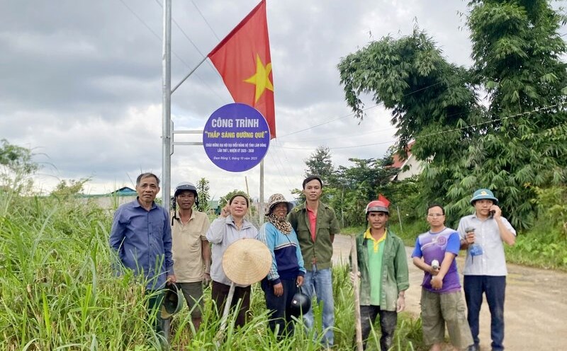 The Fatherland Front Committee of Dam Rong 1 commune organized the inauguration and handover of the project "Lighting up the countryside" to celebrate the 1st Provincial Party Congress, term 2025 - 2030. Photo: Duc Lam