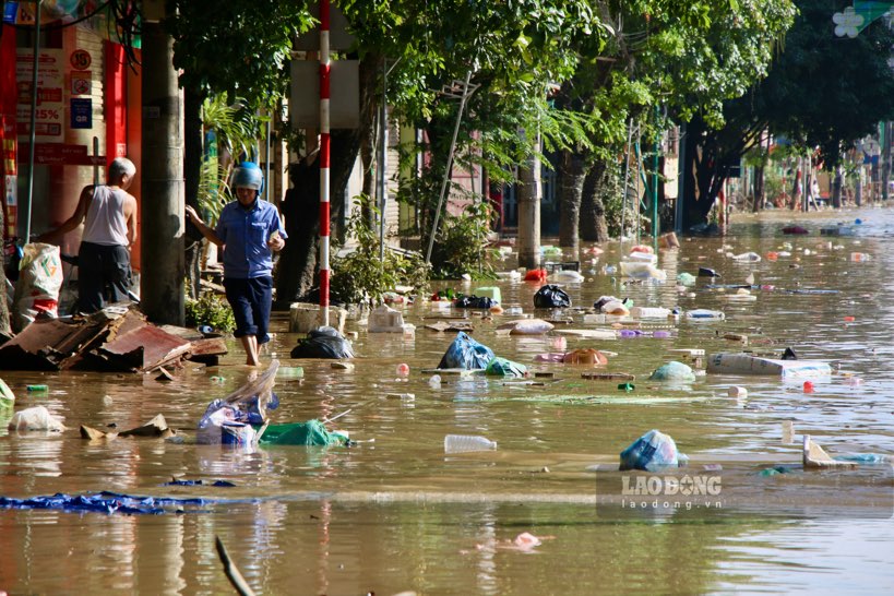 Rac thai boc mui, nguoi dan vat lon don dep. Anh: Nguyen Hoan.