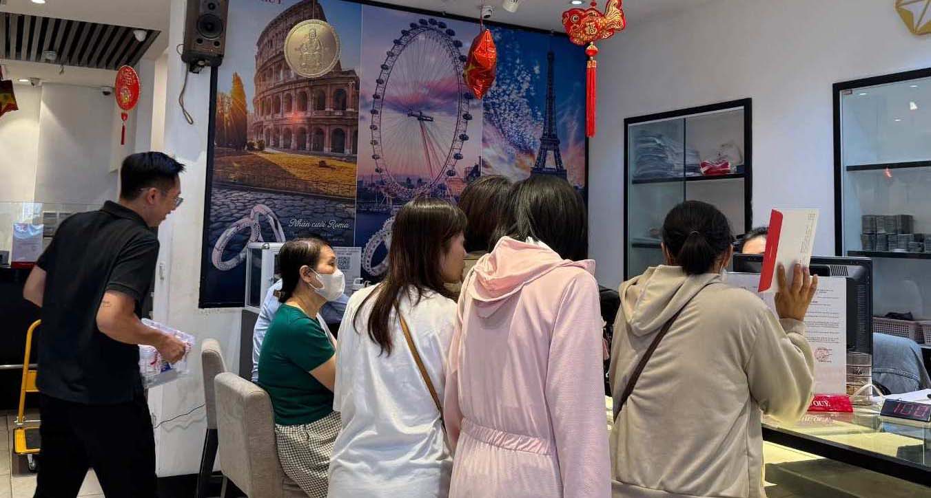 Ngay 9.10, nhieu nguoi den cua hang vang bac da quy tai Ha Noi de mua bac. Anh: Phuong Anh