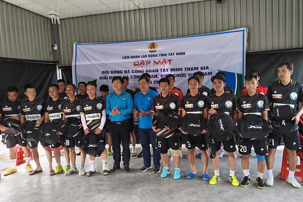 2025年ベトナム労働者・公務員サッカー大会に参加する前に、タイニン労働組合1部と2部の2チームの選手に贈り物や励ましを贈る。写真:タイニン省労働組合連盟
