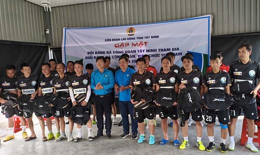 Tặng quà, động viên các cầu thủ hai đội Công đoàn Tây Ninh 1 và 2 trước khi tham dự Giải bóng đá công nhân, viên chức Việt Nam 2025. Ảnh: LĐLĐ tỉnh Tây Ninh