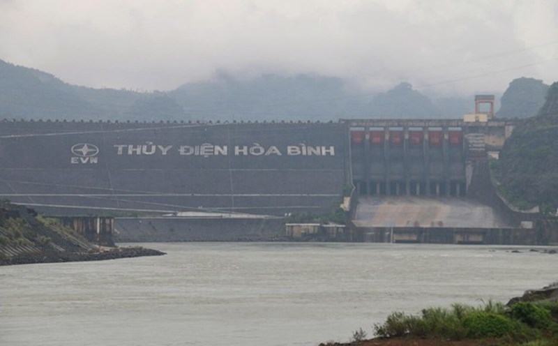 Hoa Binh Hydropower Plant has closed all bottom spillways to ensure safety for downstream areas. Photo: Yen San