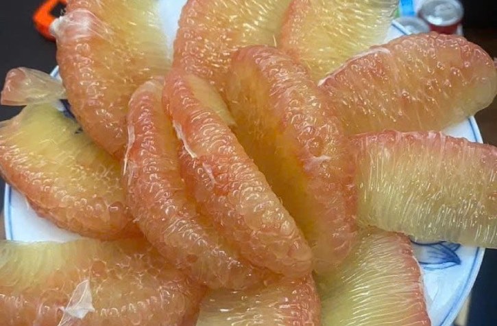 자몽에는 몸에서 독소를 배출하고 내장 지방을 줄이는 데 도움이 되는 영양소가 많이 들어 있습니다. 사진: Quang Minh.