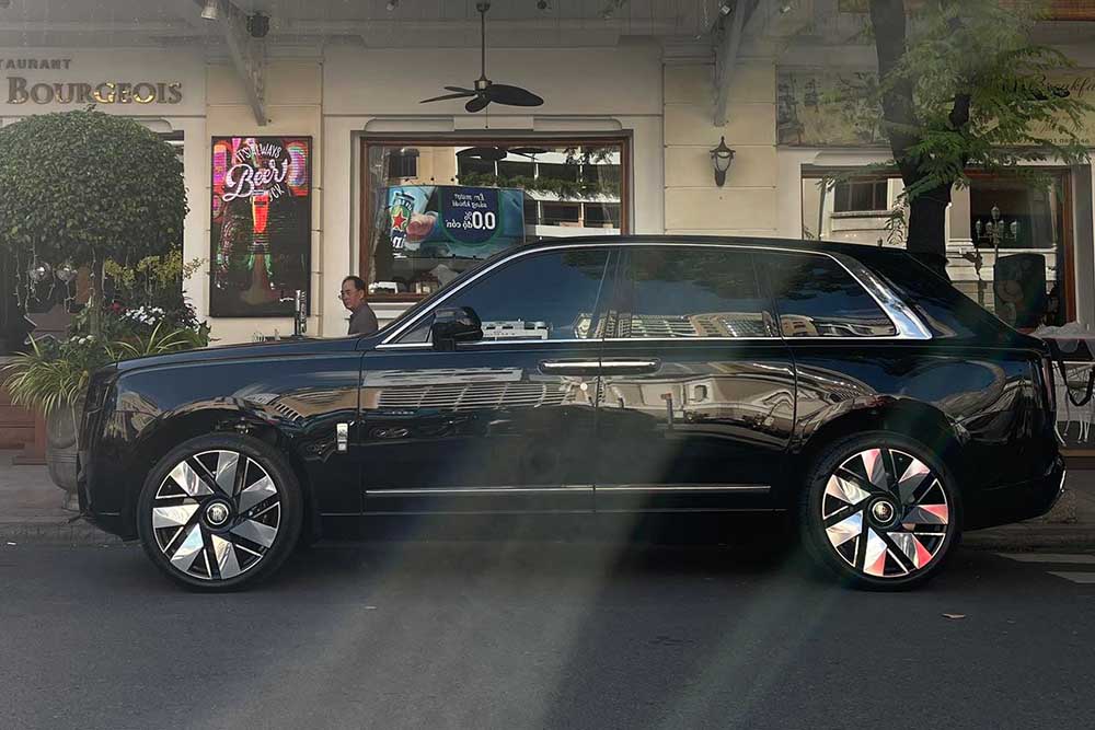 El primer Rolls-Royce Cullinan Series II en Vietnam aparece en las calles de Ciudad Ho Chi Minh llamando la atencion por su apariencia lujosa y atractiva. Foto: Khoa Dang Ha