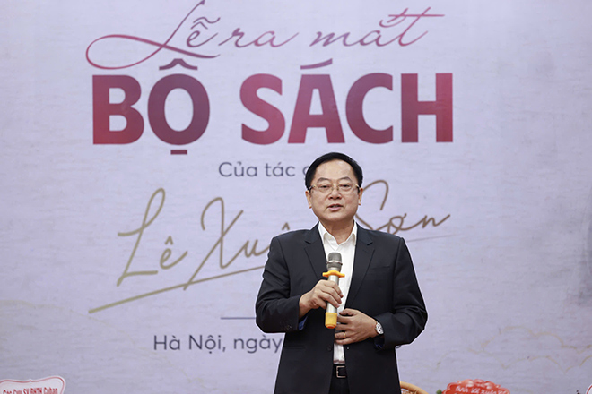 언론인이자 시인 Le Xuan Son. 사진: 조직위원회