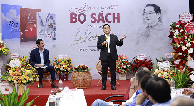 Nha bao Le Xuan Son chia se trong buoi ra mat bo ba tac pham. Anh: Ban to chuc