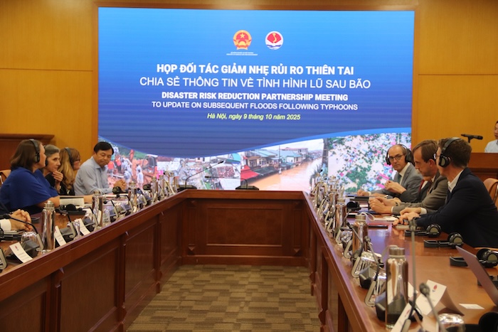 Cuoc hop chia se thong tin ve tinh hinh lu sau mua bao va xay dung ke hoach danh gia nhanh thiet hai va nhu cau do Doi tac Giam nhe rui ro thien tai (Bo Nong nghiep va Moi truong) to chuc. Anh: Nguyen Linh