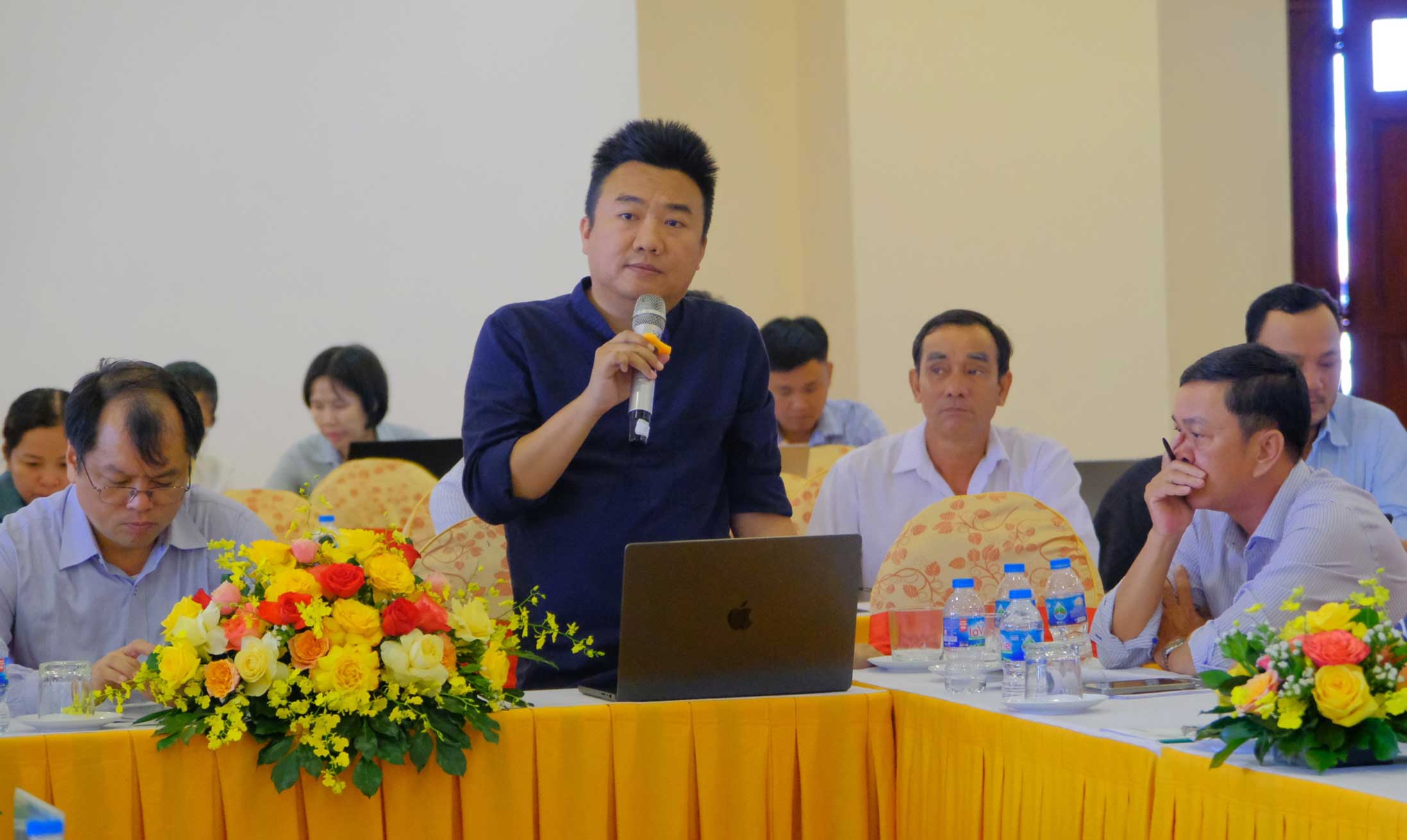 Dai bieu tham du dong gop y kien thao luan tai toa dam. Anh: My Ly