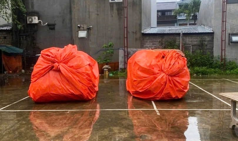 2 cars of a family in Thai Nguyen were swept away by floodwaters despite being covered. Photo: NVCC.