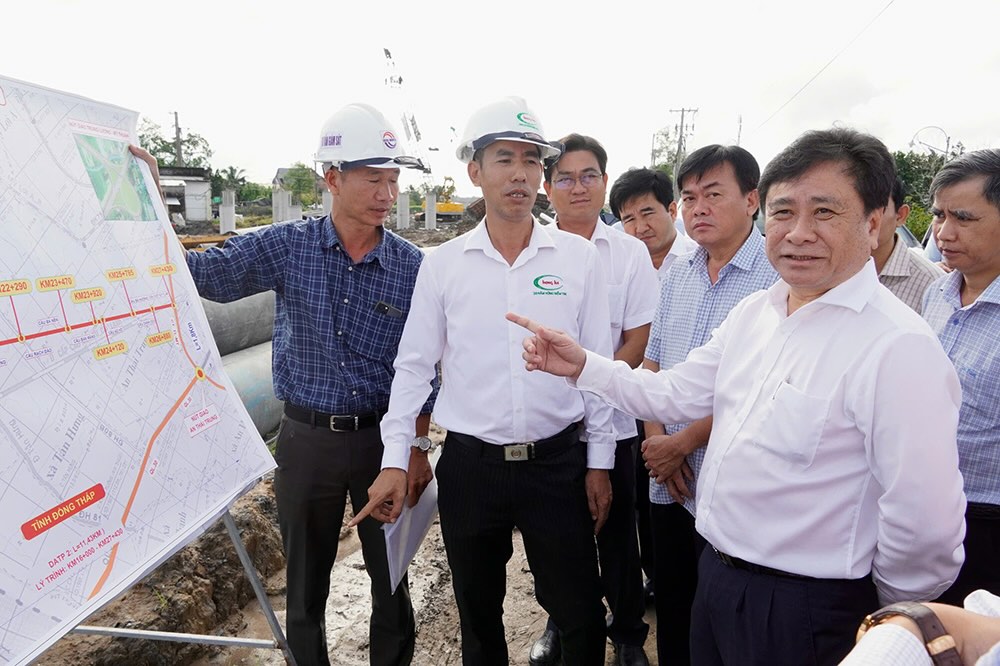 Pho Chu tich UBND tinh Dong Thap Tran Van Dung kiem tra thuc te tai vi tri vuong mat bang. Anh: Cong thong tin dien tu Dong Thap.