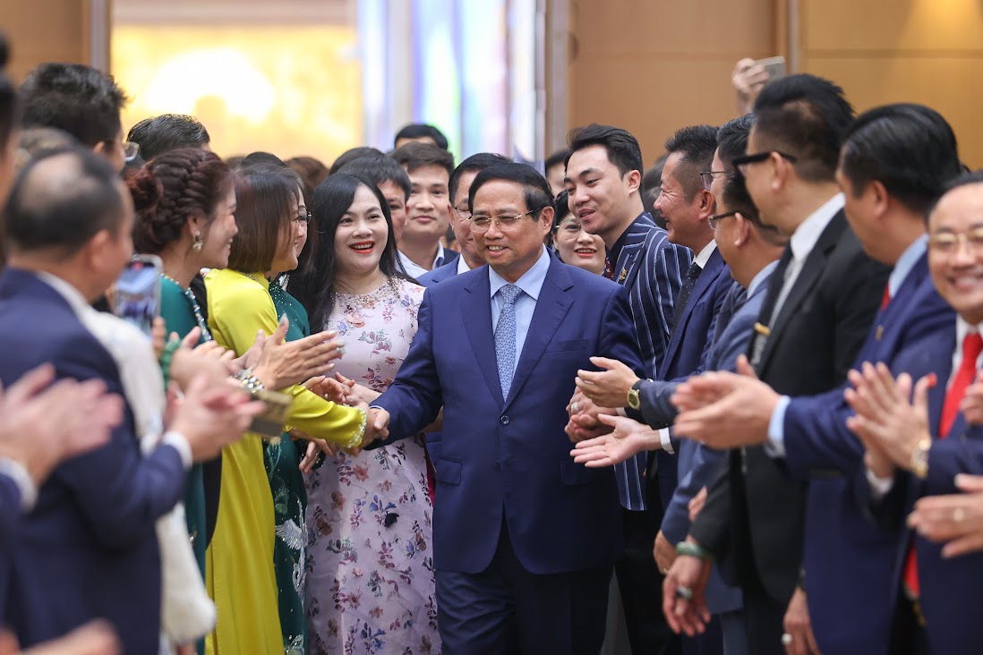 Politburo member and Prime Minister Pham Minh Chinh with businessmen at the conference. Photo: VGP/Nhat Bac