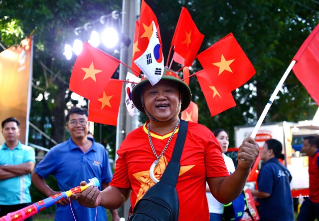 Khan gia tiep suc cho doi tuyen Viet Nam. Anh: Thanh Vu