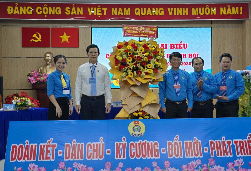 Khanh Hoi 구 지도자들이 2025-2030 임기 Khanh Hoi 구 노동조합 대표자 회의를 축하하며 꽃을 전달하고 있습니다. 사진: Nam Duong