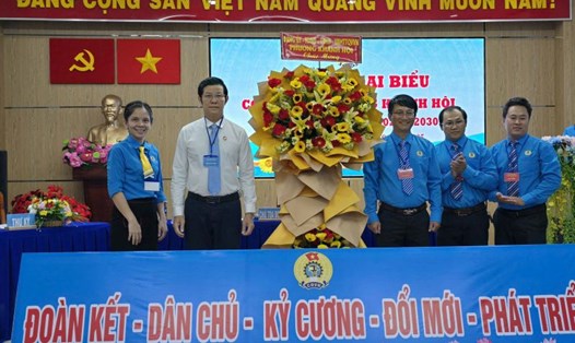 Lãnh đạo phường Khánh Hội tặng hoa chúc mừng Hội nghị đại biểu Công đoàn phường Khánh Hội nhiệm kỳ 2025 - 2030. Ảnh: Nam Dương
