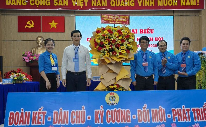 Khanh Hoi ward leaders presented flowers to congratulate the Khanh Hoi ward Trade Union Delegation Conference for the 2025 - 2030 term. Photo: Nam Duong
