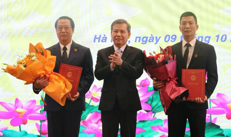 Chief Justice Le Minh Tri (middle) presented the decision to transfer and appoint two personnel. Photo: Nam Anh