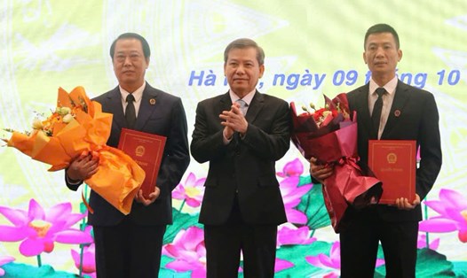 Chánh án Lê Minh Trí (giữa) trao quyết định điều động, bổ nhiệm với hai nhân sự. Ảnh: Nam Anh