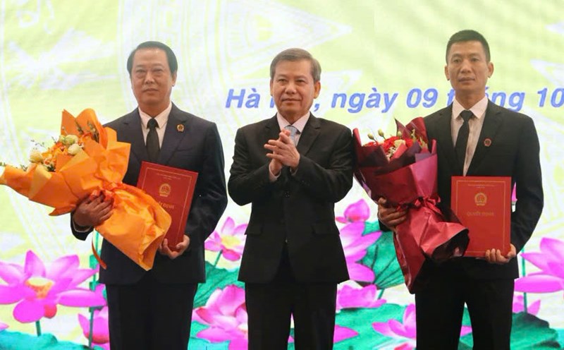 Chief Justice Le Minh Tri (middle) presented the decision to transfer and appoint two personnel. Photo: Nam Anh