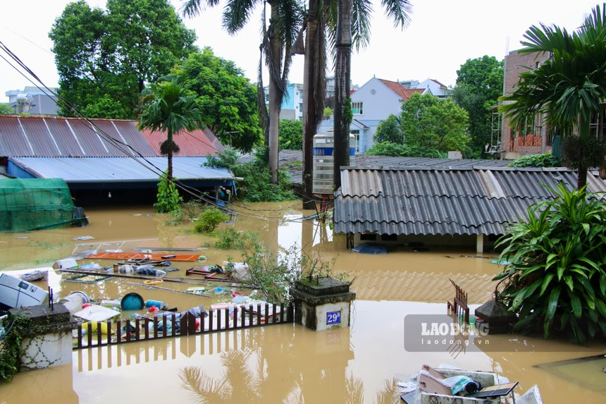 10月8日の時点でも、ファンディンフン区（タイグエン省）の多くの通りと中心部は依然として深く浸水していた。写真: グエン・ホアン