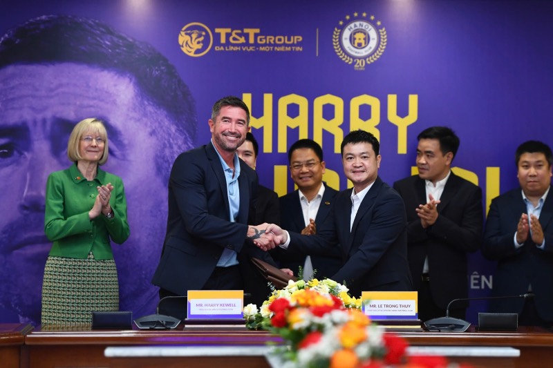 Hanoi FC signed a contract with coach Kewell. Photo: HNFC