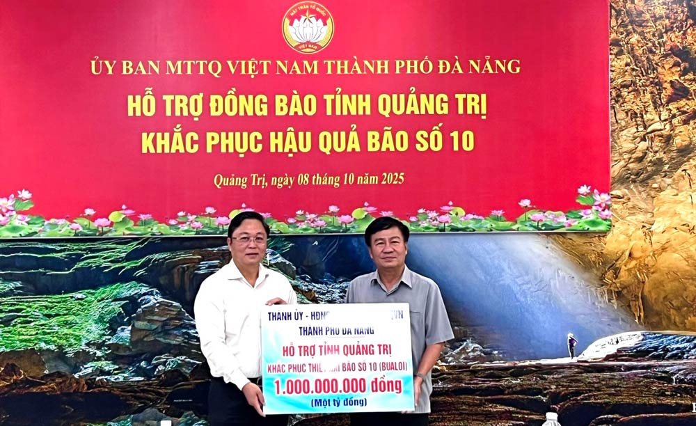 다낭시 베트남 조국전선은 태풍 10호 피해 복구를 위해 5개 지역에 60억 동의 지원금을 전달했습니다. 사진: MTTQVN 다낭