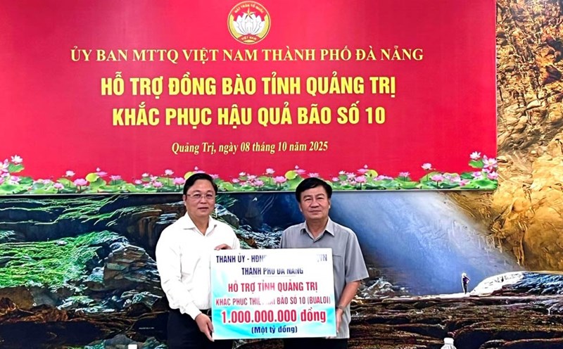 The Vietnam Fatherland Front of Da Nang City presented support of 6 billion VND to 5 localities to overcome the consequences of storm No. 10. Photo: Vietnam Fatherland Front of Da Nang