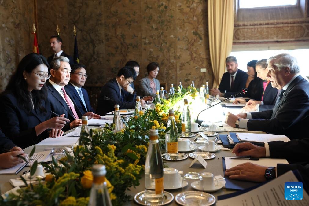 Ngoai truong Trung Quoc Vuong Nghi gap Pho Thu tuong kiem Bo truong Ngoai giao va Hop tac quoc te Y Antonio Tajani tai Rome, Y, ngay 8.10.2025. Anh: Xinhua