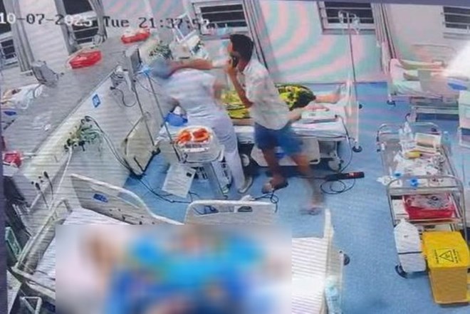 Hinh anh nguoi dan ong danh nu dieu duong Benh vien da khoa Vung Tau ngay trong Khoa Hoi suc tich cuc va Chong doc. Anh cat tu clip