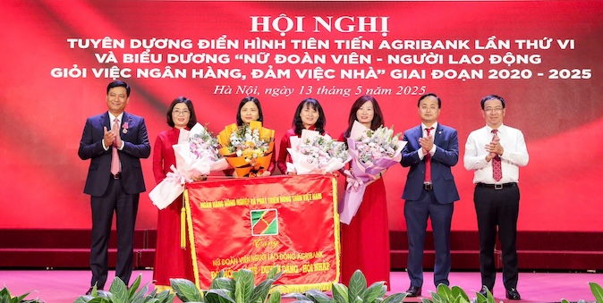 The Party Committee and Board of Members of Agribank awarded the title of "Innovation - Intelligence - Charm - Integrity" to Agribank Female Union Members and Workers. Photo: Dang Thi Hong