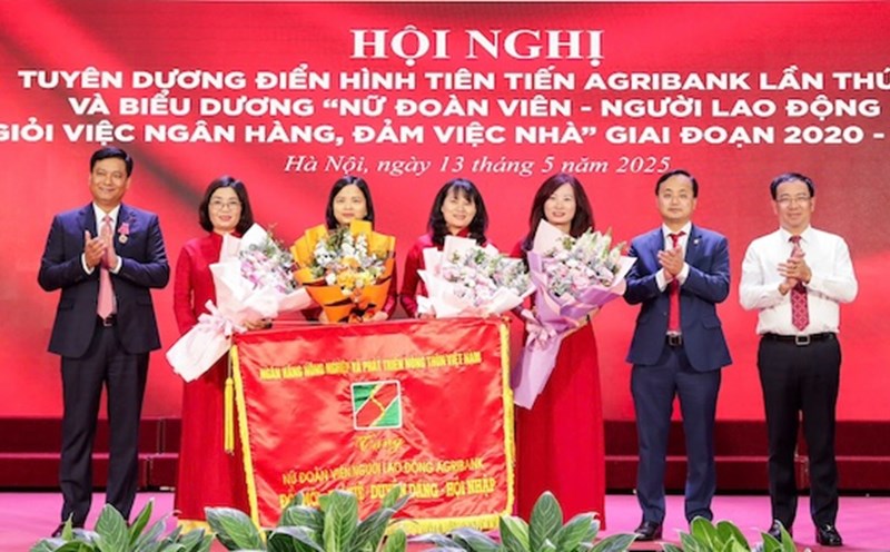 The Party Committee and Board of Members of Agribank awarded the title of "Innovation - Intelligence - Charm - Integrity" to Agribank Female Union Members and Workers. Photo: Dang Thi Hong