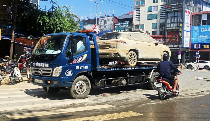 Ngay 9.10, khi nuoc lu tai trung tam tinh Thai Nguyen bat dau rut, nhung chiec xe bi ngap cung duoc keo di sua chua. Anh: PV.