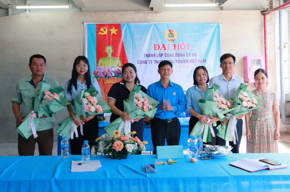 떠이닌 산업단지 노동조합 대표가 Xupai Power Vietnam 유한회사 노동조합 집행위원회에 꽃다발을 전달하며 축하하고 있습니다. 사진: Phuong Dung