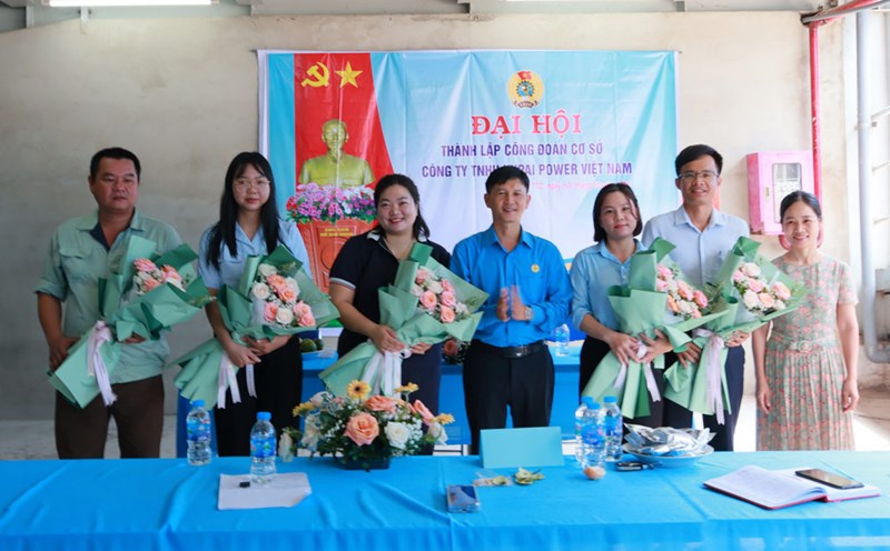 Representatives of the Tay Ninh Industrial Park Trade Union presented flowers to congratulate the Executive Committee of the Trade Union of Xupai Power Vietnam Co., Ltd. Photo: Phuong Dung