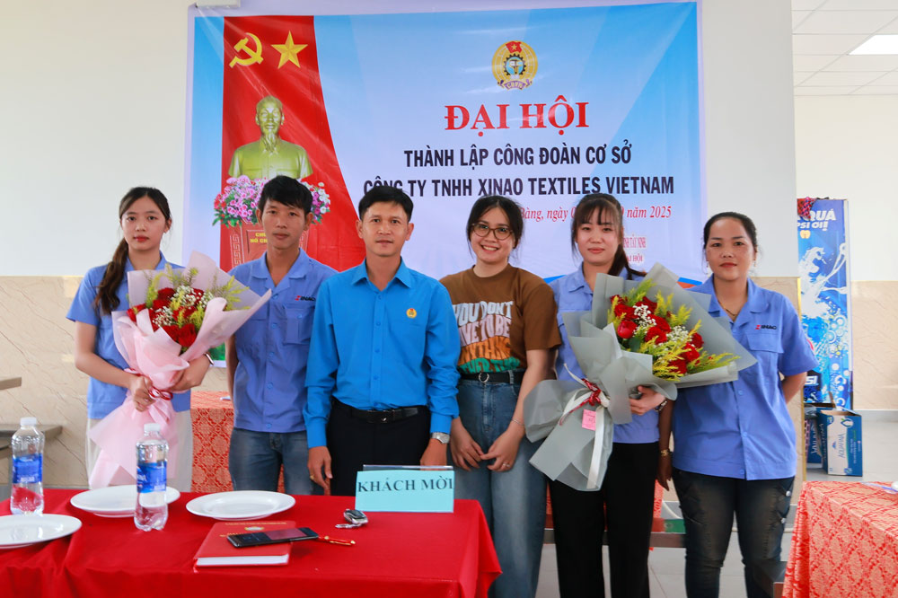 Dai dien Ban Cong doan KCN Tay Ninh tang hoa chuc mung BCH CDCS Cong ty TNHH Xinao Textiles (Viet Nam). Anh: Phuong Dung