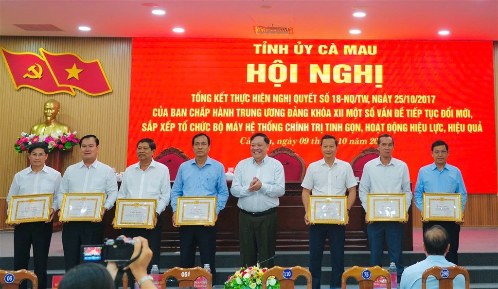 Chu tich UBND tinh Ca Mau Pham Thanh Ngai trao bang khen cua Ban thuong vu Tinh uy cho cac ca nhan. Anh My Tien