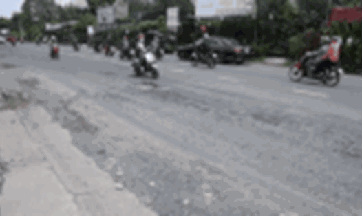 Đường hơn 4,5 tỉ đồng ở TPHCM khánh thành chưa đầy 1 năm đã xuống cấp, chi chít ổ gà