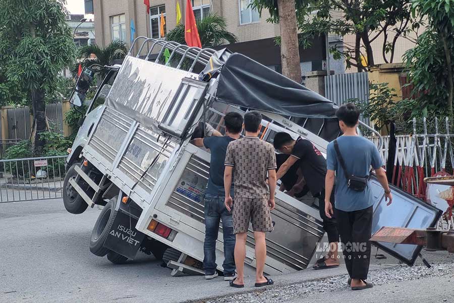 Chiec oto mac ket trong ho sut lun. Anh: To The