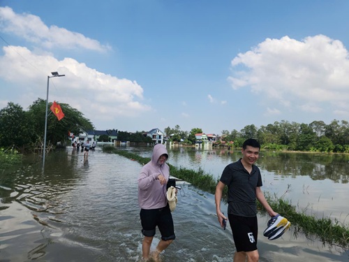 Vo chong chi Ly vo tam mot so do ca nhan khoa cua chay khoi noi nuoc ngap. Anh: Minh Hanh