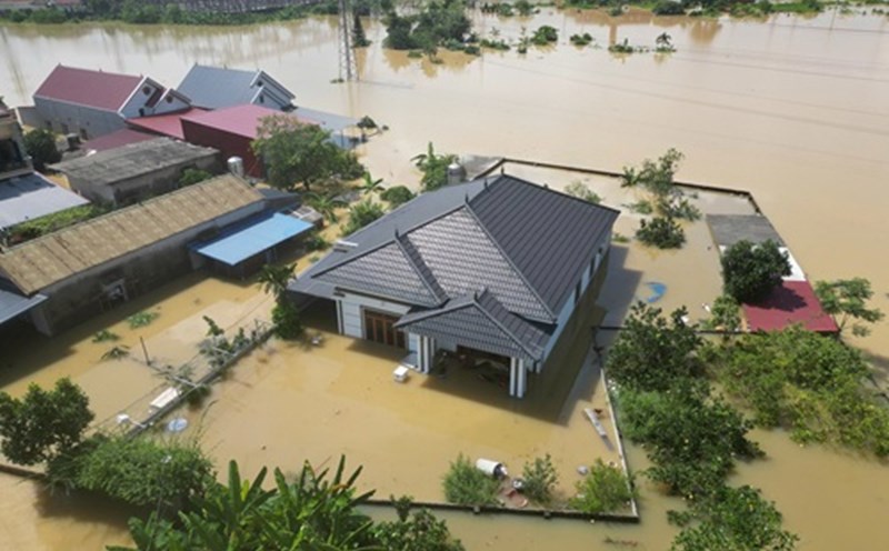 Floodwaters rose rapidly, and Hanoians could not react. Photo: Huu Chanh